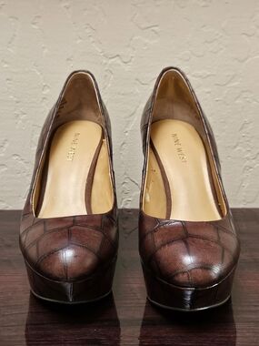 NineWest Women's Brown Croc-Embossed Leather Platform Pumps, Size 5.5 - Item #94